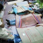 Un hombre reza frente a los cuerpos de los «camisas rojas» muertos en los enfrentamientos de Bangkok