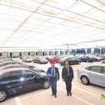 El parking del Parlamento de Andalucía, plagado de coches oficiales
