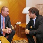 Fabra ayer durante su encuentro con el presidente de Les Corts, Francesc Colomer