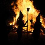 Dos mujeres vestidas de brujas durante la noche de San Juan en Gijón