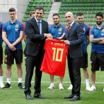 Rubiales hace entrega a Pedro Sánchez de una camiseta de la Roja con su nombre y el número «10» durante la visita del nuevo presidente del Gobierno a la Ciudad <br />del Fútbol de Las Rozas