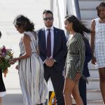 La primera dama de EEUU, Michelle Obama, junto a sus hijas Malia y Sasha, y su madre, Marian Robinson, a su llegada a la base de Torrejón de Ardoz