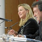 Los consejeros de la Presidencia y de Hacienda, José Antonio de Santiago-Juárez y Pilar del Olmo