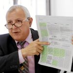 Juan José González, teniente de alcalde y portavoz de C’s en Arroyomolinos, mostró a LA RAZÓN en su comparecencia