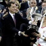 El capitán del Sevilla Palop (d) recibe el trofeo de manos del Príncipe Felipe, tras imponerse en la final de la Copa del Rey al Atlético de Madrid en partido disputado esta noche en el Camp Nou, en Barcelona