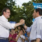 Rajoy y el presidente del PP andaluz, Juanma Moreno durante un acto electoral hoy en Sevilla.