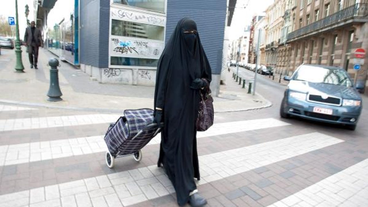 "Prohibido el burka o el niqab en lugares públicos": el proyecto de ley de Meloni que siembra la polémica en Italia