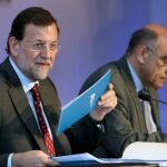 Mariano Rajoy (i), junto al presidente del Círculo Economía, Salvador Alemany (d)