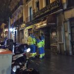 Efectivos de SUMMA junto al portal de la vivienda