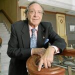 Con firma propia. Profesión: historiador, escritor y periodista. Nació: en 1945, en Valencia. Por qué está aquí: preside la Federación de Asociaciones de Radio y Televisión que recientemente entregó sus Antenas de Oro.