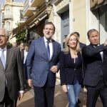 Mariano Rajoy junto al presidente de Melilla, Juan José Imbroda, y otros miembros del partido durante la visita que ha realizado hoy a Melilla