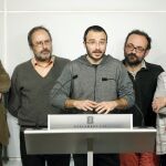 El diputado de la CUP Albert Botran (c), junto a los demás parlamentarios de su grupo
