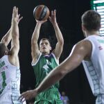 El escolta serbio del Unicaja, Nemanja Nedovic (2d) trata de encestar ante la presencia de Luke Harangody (i) y Manuchar Markoishvili (2i) del Darussafaka Dogus