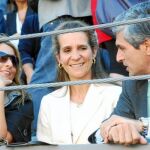 La Infanta Doña Elena con Adolfo Suárez Illana y su esposa, ayer, en la Monumental de Las Ventas