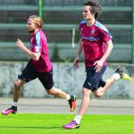 Rosicky, en primer plano, y Plasil, en un entrenamiento