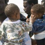 Algunos niños llegan acompañados de su familia; los que llegan solos, pasan a ser responsabilidad de la Junta / Foto: Efe