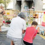 Un padre y su hijo rezan ayer en Calviá por los dos guardias civiles asesinados el jueves