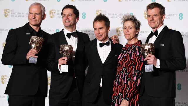 El equipo de la película posa con los galardones
