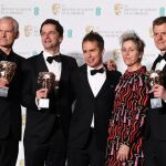 El equipo de la película posa con los galardones