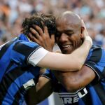 Milito, felicitado por sus compañeros tras marcar el primer gol de la final
