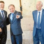 El delegado Moragues, junto al presidente Ximo Puig, y el ministro