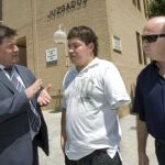 El trabajador boliviano, que sufrió la amputación de su brazo izquierdo en la panificadora de Gandia, Franns Melgar (c), conversa con el cónsul de Bolivia, Mario Touchard (izda), y con Josep Pons, de CCOO