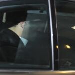 Pedro Sánchez, ayer entrando en coche en la sede socialista de Ferraz para reunirse con los barones