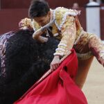 El toro le infirió a Caballero una cornada en el muslo izqdo. al torear al natural
