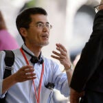Dos bolingües enfrascados en una conversación durante un congreso