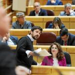 La ministra de Hacienda, María Jesús Montero, conversa con el senador de Podemos Ramón Espinar