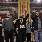 Los miembros de la CUP Antonio Baños, Benet Salellas, y Albert Butran, durante el acto de la formación política celebrado hoy en Manresa.