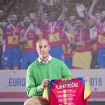 Albert Rocas, con una camiseta en la que se ven todos los títulos que ha logrado con los Hispanos /Gonzalo Pérez