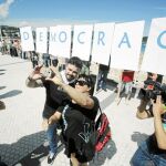 Rufián, Otegi y Ortuzar, compañeros de viaje. Representantes de los partidos nacionalistas participaron ayer en la cadena humana en el País Vasco. En las imágenes, Rufián (ERC), Ortuzar (PNV) y Otegi (Bildu)