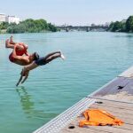 Dos jóvenes se lanzan al río Guadalquivir hoy en Sevilla, una de las ciudades más afectadas por la fuerte ola de calor que está provocando temperaturas récord estos días. /Foto: Efe