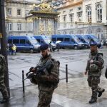 Soldados patrullan el palacio de Justicia de parís durante el interrogatorio de Reda Kriket