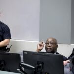 Ex presidente de Costa de Marfil Laurent Gbagbo y su abogado Emmanuel Altit al comienzo del juicio