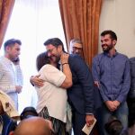 El ministro de Cultura y Deporte, Máxim Huerta, se abraza con su madre en la ceremonia del traspaso de carteras/Foto: C. Bejarano