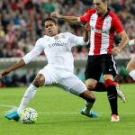 El defensa francés del Real Madrid Raphaël Varane con el balón ante el delantero del Athletic de Bilbao Aritz Aduriz
