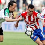 Pinillos y Carmelo disputan un balón hoy en El Sardinero