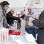 La Asamblea Nacional Catalana (ANC) promueve talleres infantiles para que los pequeños elaboren sus propias lamparillas independentistas para recibir a los Reyes Magos en la cabalgata de Vic