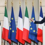 El presidente francés, Emmanuel Macron (dcha), y el jefe del Gobierno italiano, Giuseppe Conte, dan una rueda de prensa conjunta tras mantener una reunión en el Palacio del Elíseo / Efe