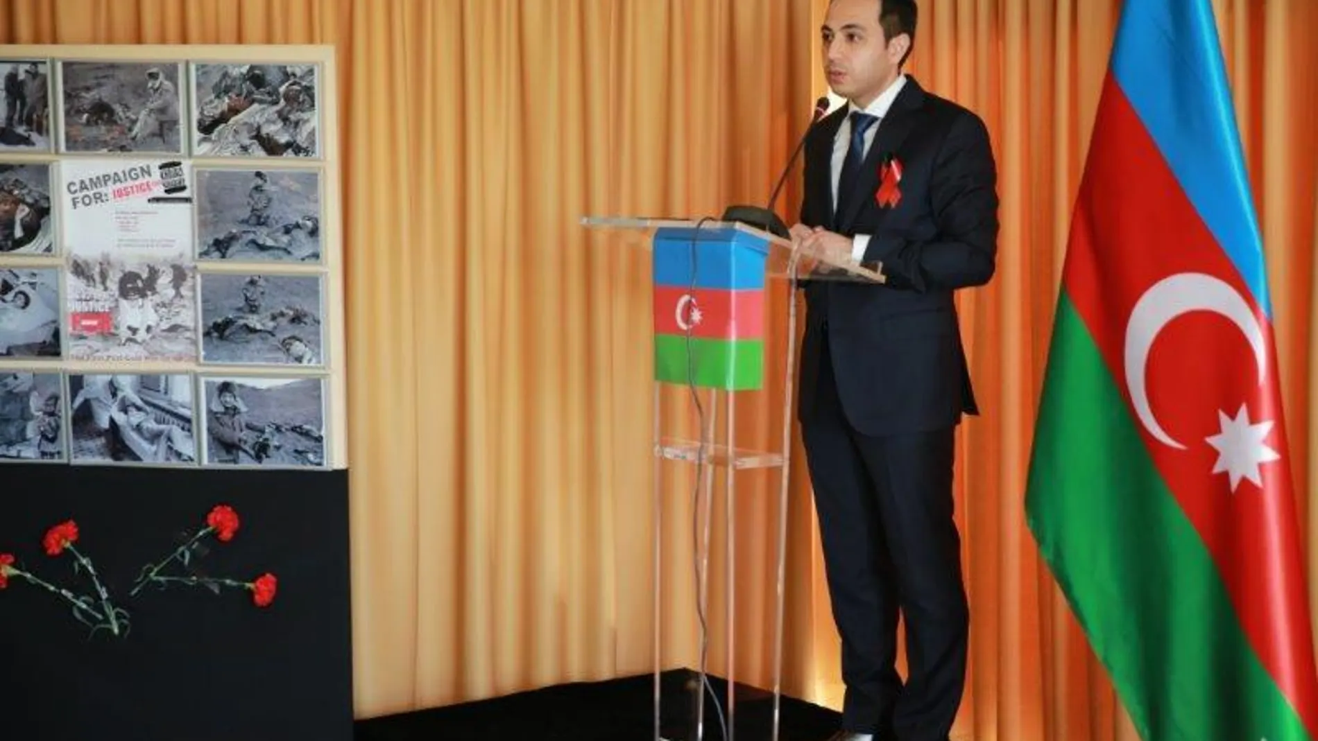 Momento en el que el embajador de Azerbaiyán en España, Anar Maharramov, pronuncia un sentido discurso sobre el genocidio ocurrido en Jodyalí