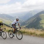 El colombiano Nairo Quintana y el español Alejandro Valverde ascienden a la Col de la Croix de Fer,