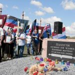 Vecinos de Hrabove, en Donetsk, rinden homenaje a las víctimas en el lugar del siniestro