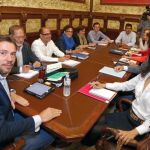 Un instante de la primera reunión de Óscar Puente como alcalde de Valladolid con su equipo de Gobierno, en la que participaron también los miembros de Sí se Puede Valladolid