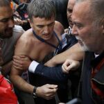 Xavier Brosetta, con el torso desnudo después de que le hubieran arrancado a tirones la ropa un grupo de trabajadores