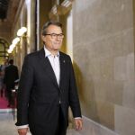 El presidente de la Generalitat en funciones, Artur Mas, llega a la reunión celebrada en el Parlament de los diputados electos de Junts pel Sí, el pasado día 8