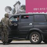 Conductores son detenidos hoy, viernes 21 de agosto de 2015, por soldados surcoreanos cerca al puente que une las dos coreas en Paju (Corea del Sur) en ruta a un complejo industrial conjunto en Kaesong (Corea del norte)