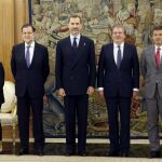 Iñigo Méndez de Vigo posa junto al Monarca, Mariano Rajoy Soraya Sáenz de Santamaría y Rafael Catalá, en un acto en el Palacio de la Zarzuela.