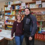 José Andrés Herranz, uno de los promotores del proyecto Entrevecinos, junto a Irene Cordovilla, educadora social, en el economato solidario en la sede con la que cuentan en el Barrio España de Valladolid